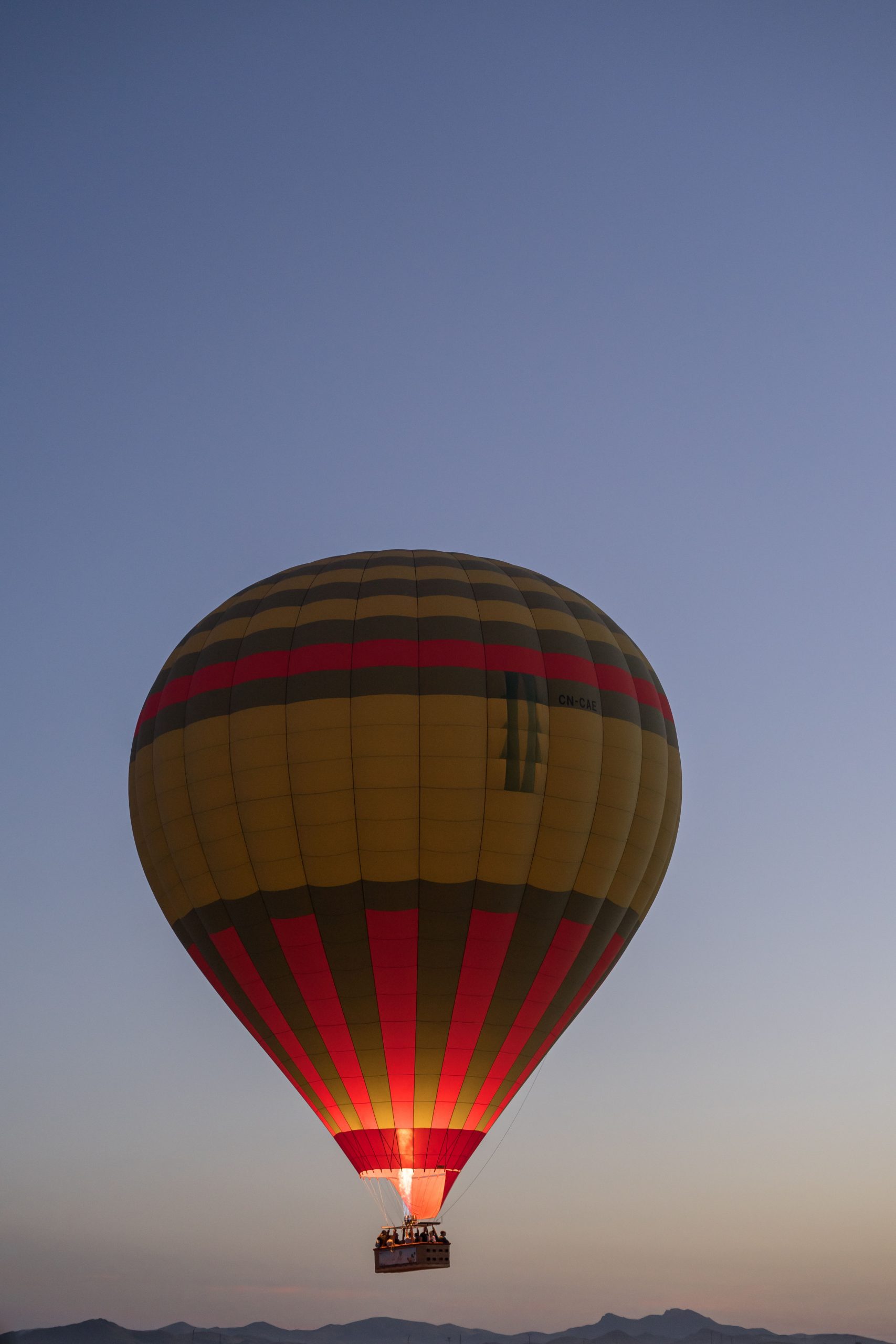 Aufsteigender Heißluftbalon in Marrakech