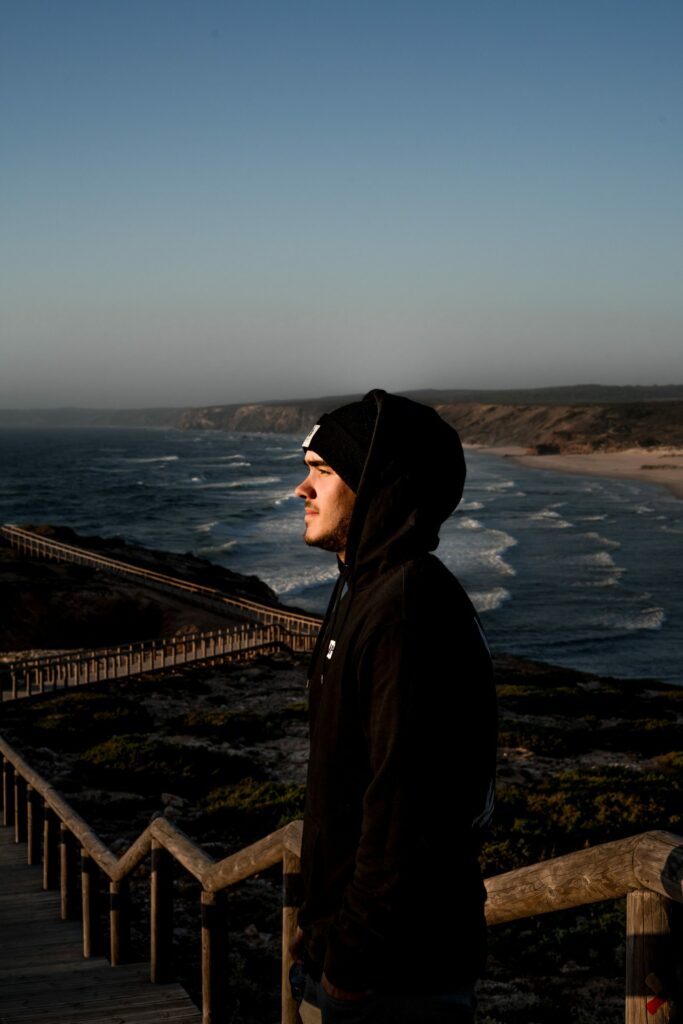 Rapaz com gorro na praia da Bordeira