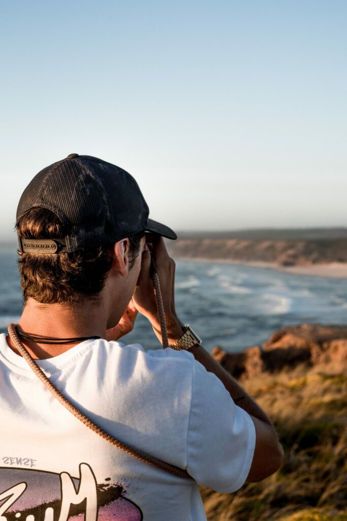 Rapaz a fotografar a praia da Bordeira