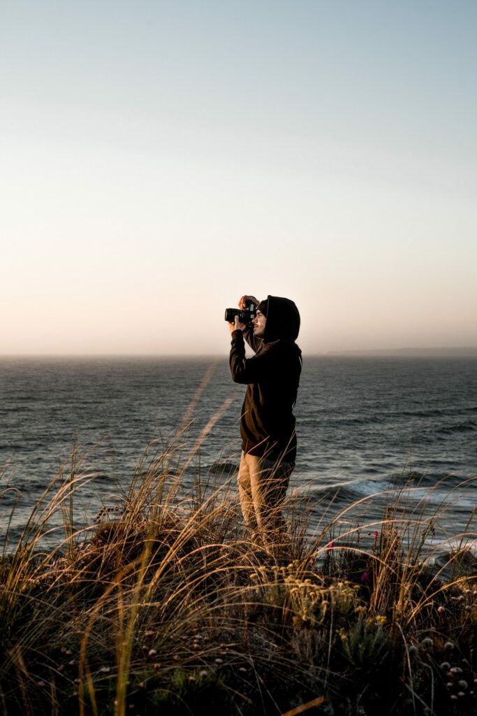 Fotógrafo em zona costeira