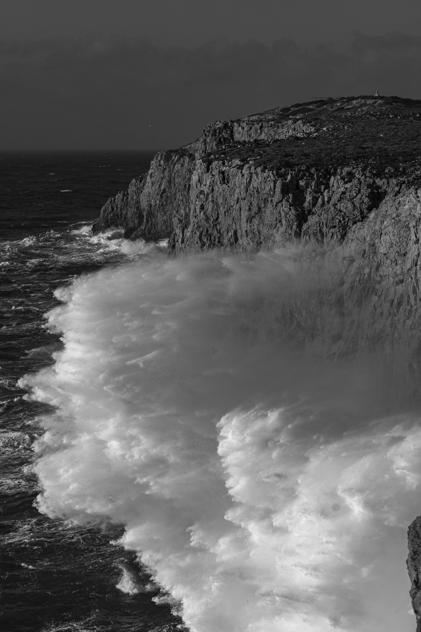 falésia em Sagres com mar agitado