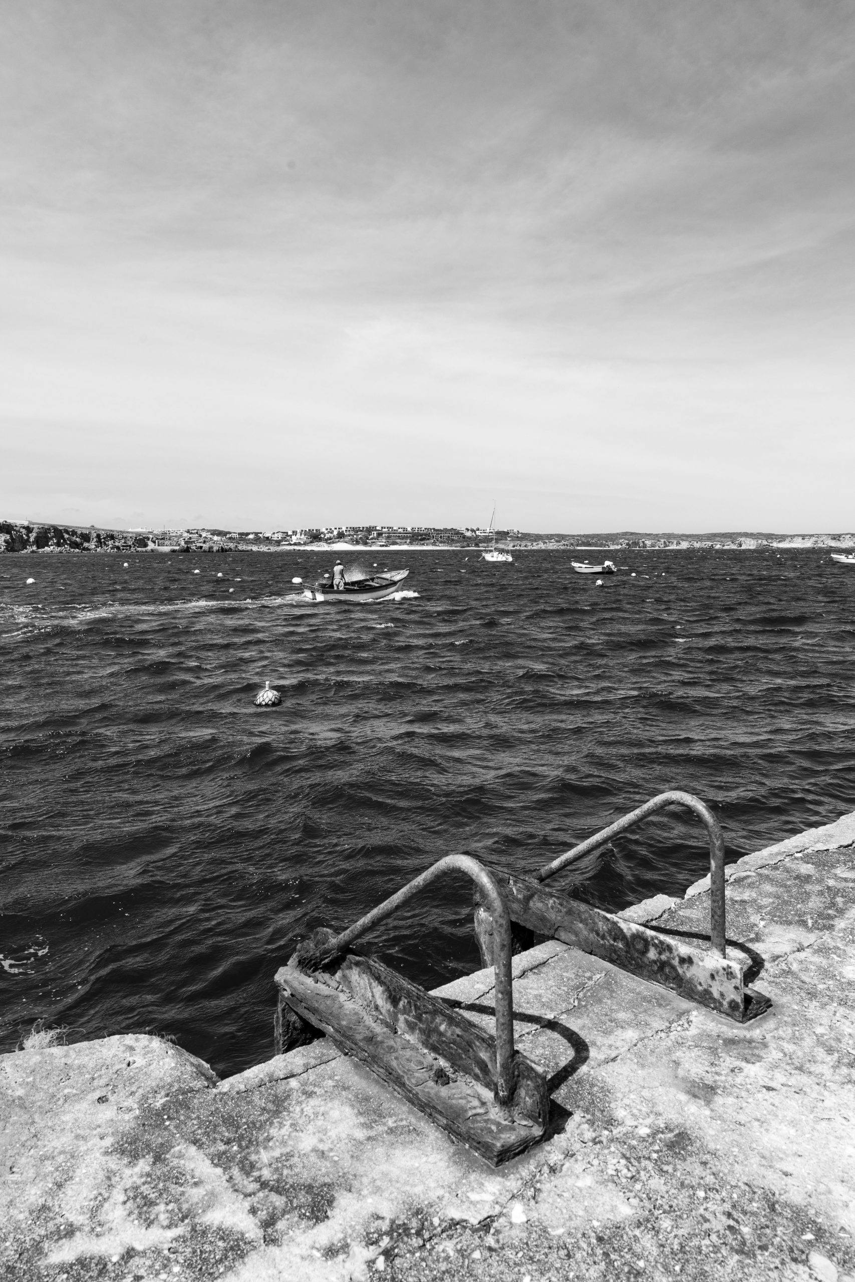 barco de pesca a partir do porto