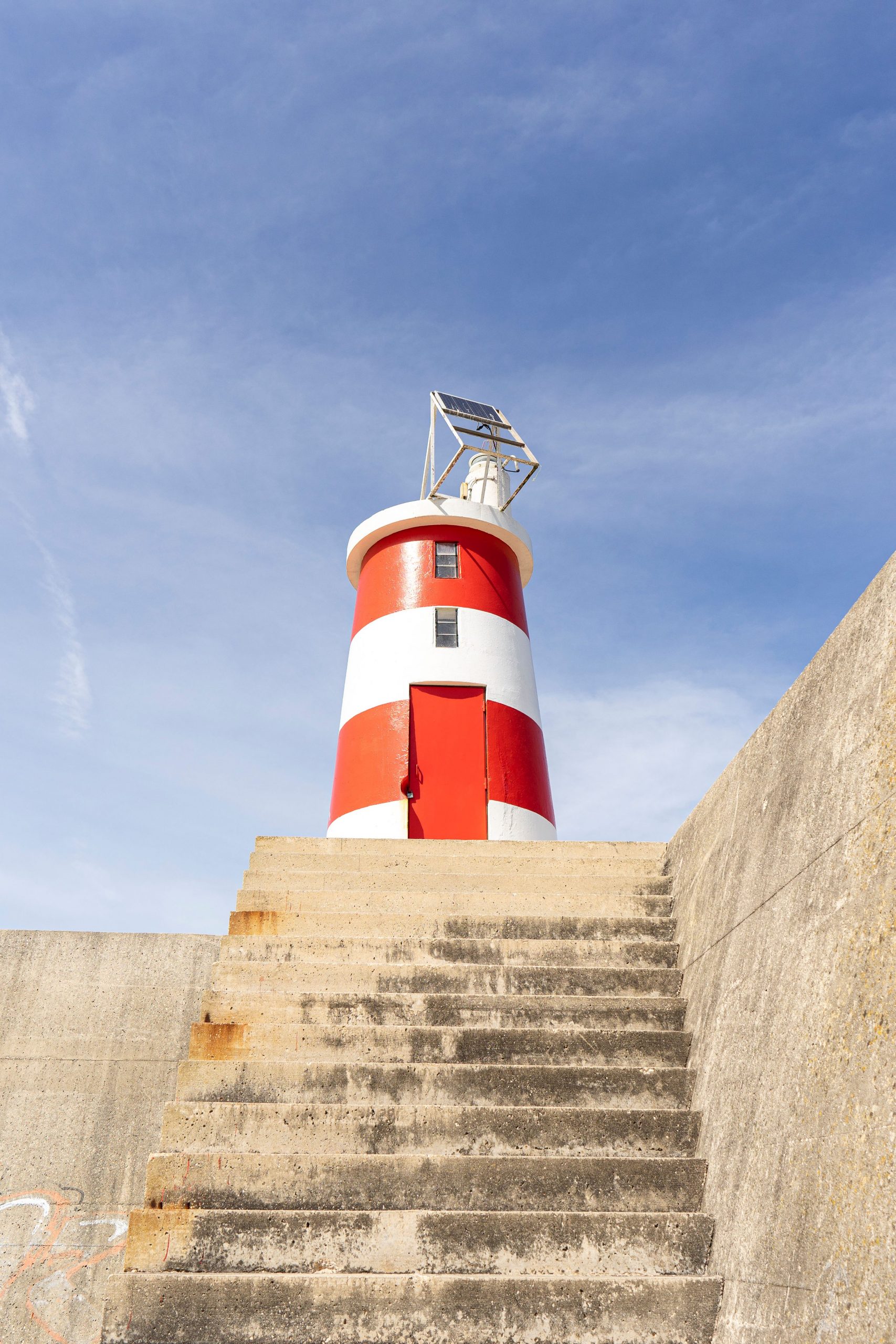 pequeno faro no porto de sagres