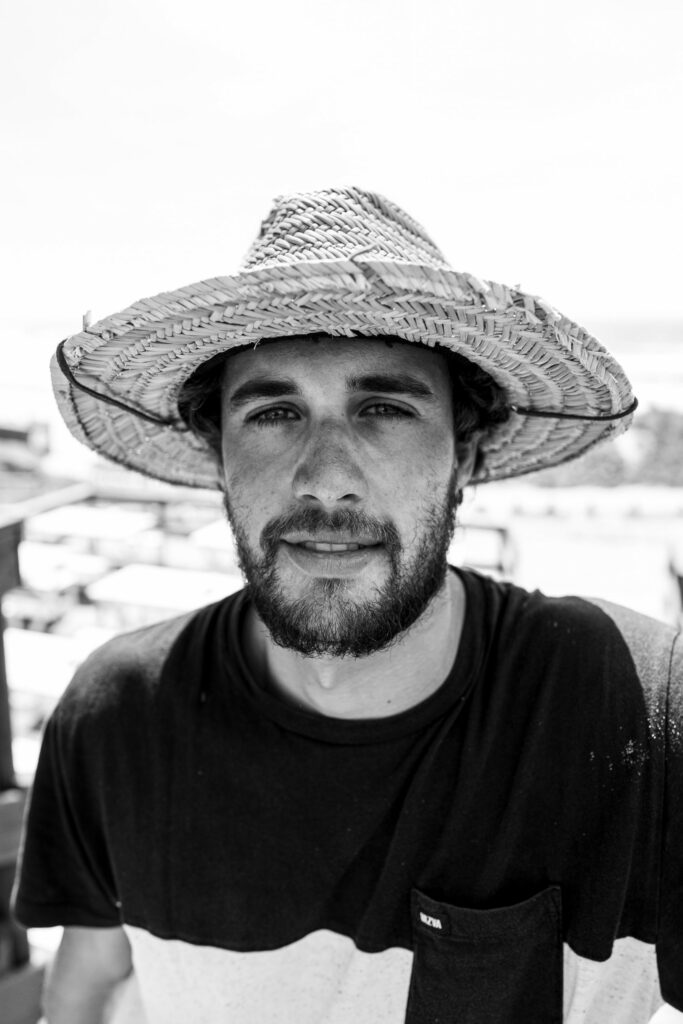 Rapaz com chapéu para proteger do sol