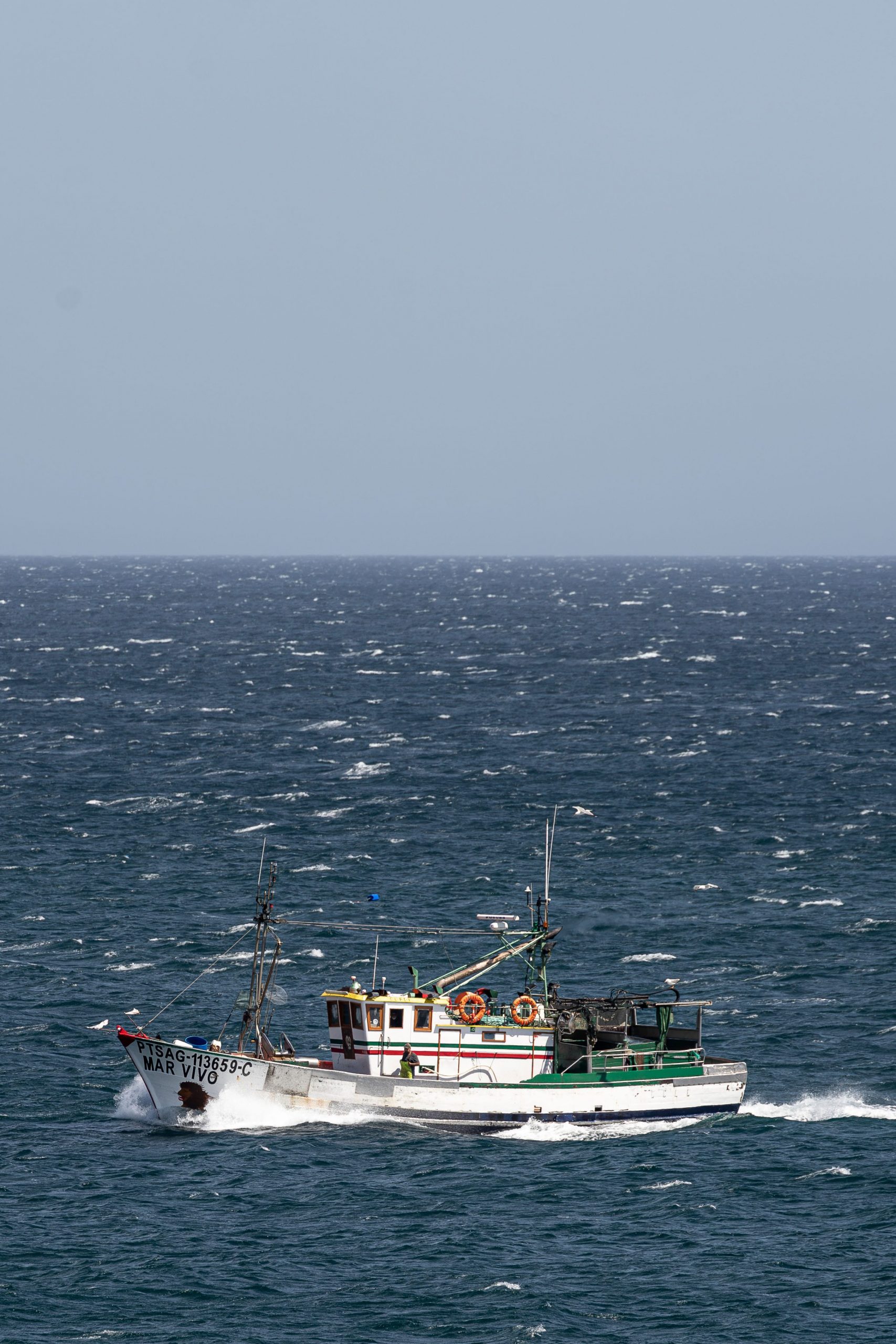 Antigo barco de pesca em andamento