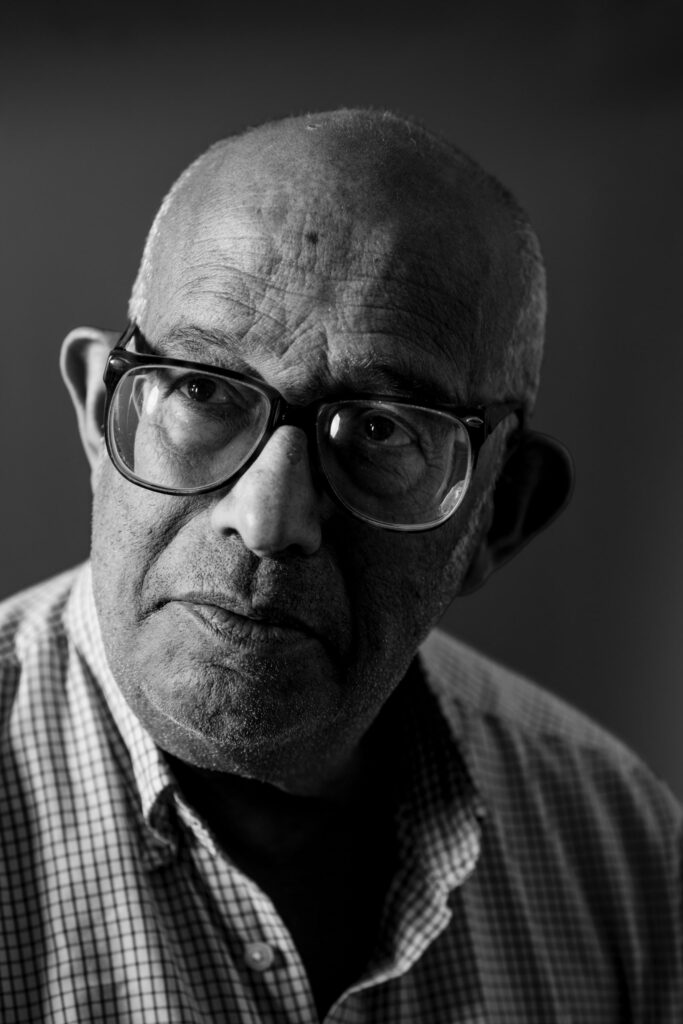 Retrato de um senhor com ar pensativo