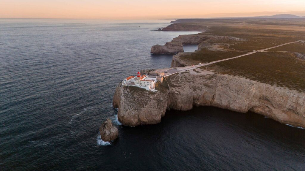 Nascer do sol no farol de Sgres