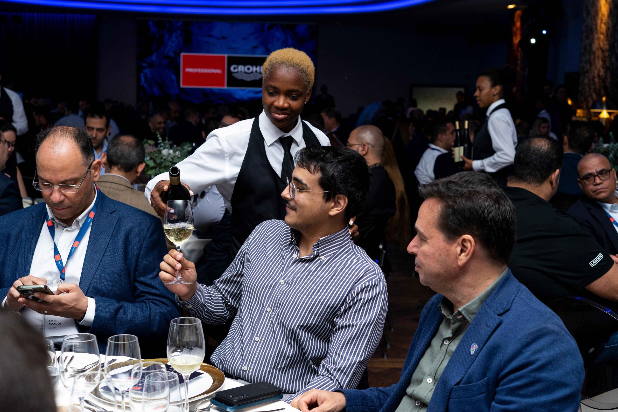 Pessoas à mesa num evento