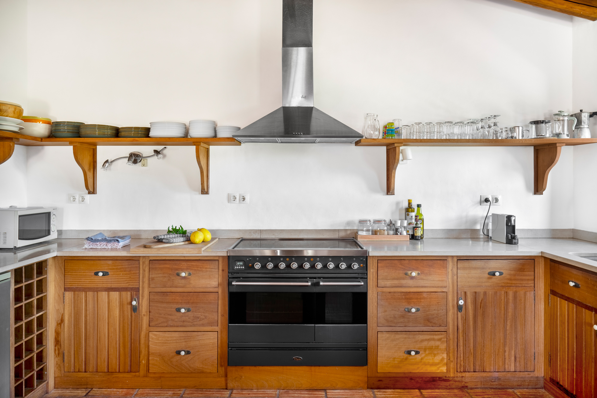Cozinha-de-madeira-ampla